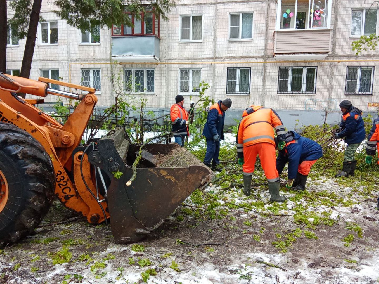 последствия снегопада, ивантеевка, упавшие деревья, коммунальная служба, коммунальная техника, подтопление территории,