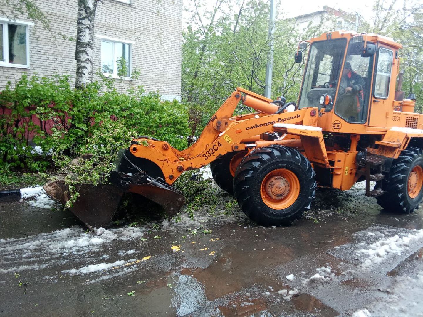 последствия снегопада, ивантеевка, упавшие деревья, коммунальная служба, коммунальная техника, подтопление территории,