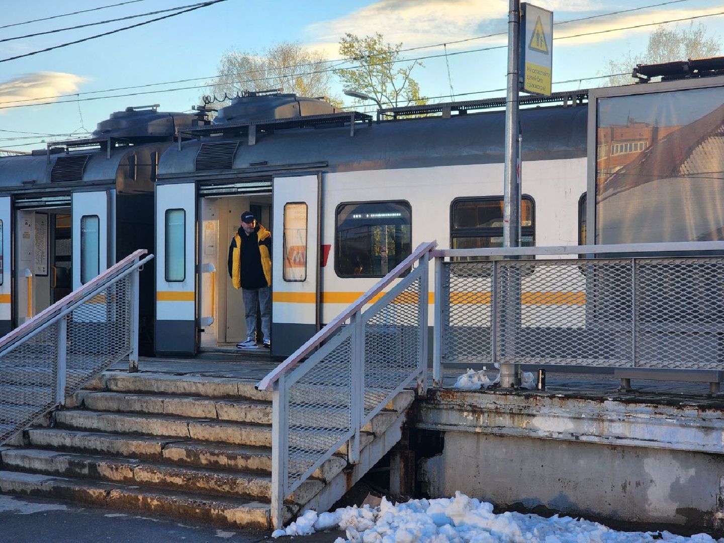 дмитров, сбой расписания работы поездов, майский снег, снегопад,  движение поездов,