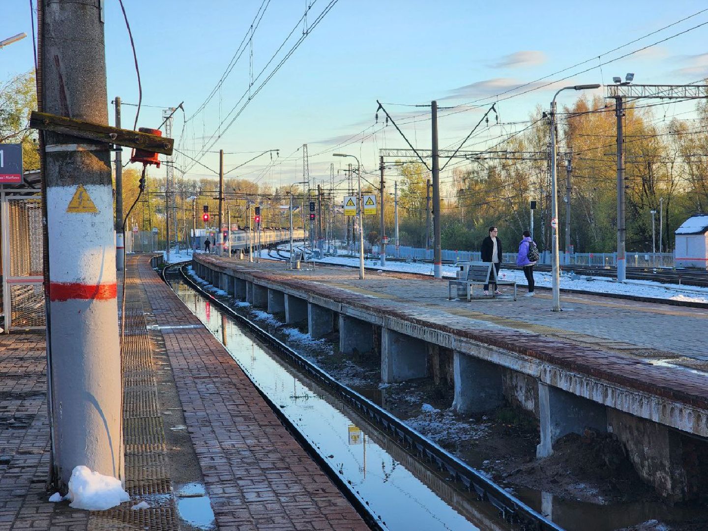 дмитров, сбой расписания работы поездов, майский снег, снегопад,  движение поездов,