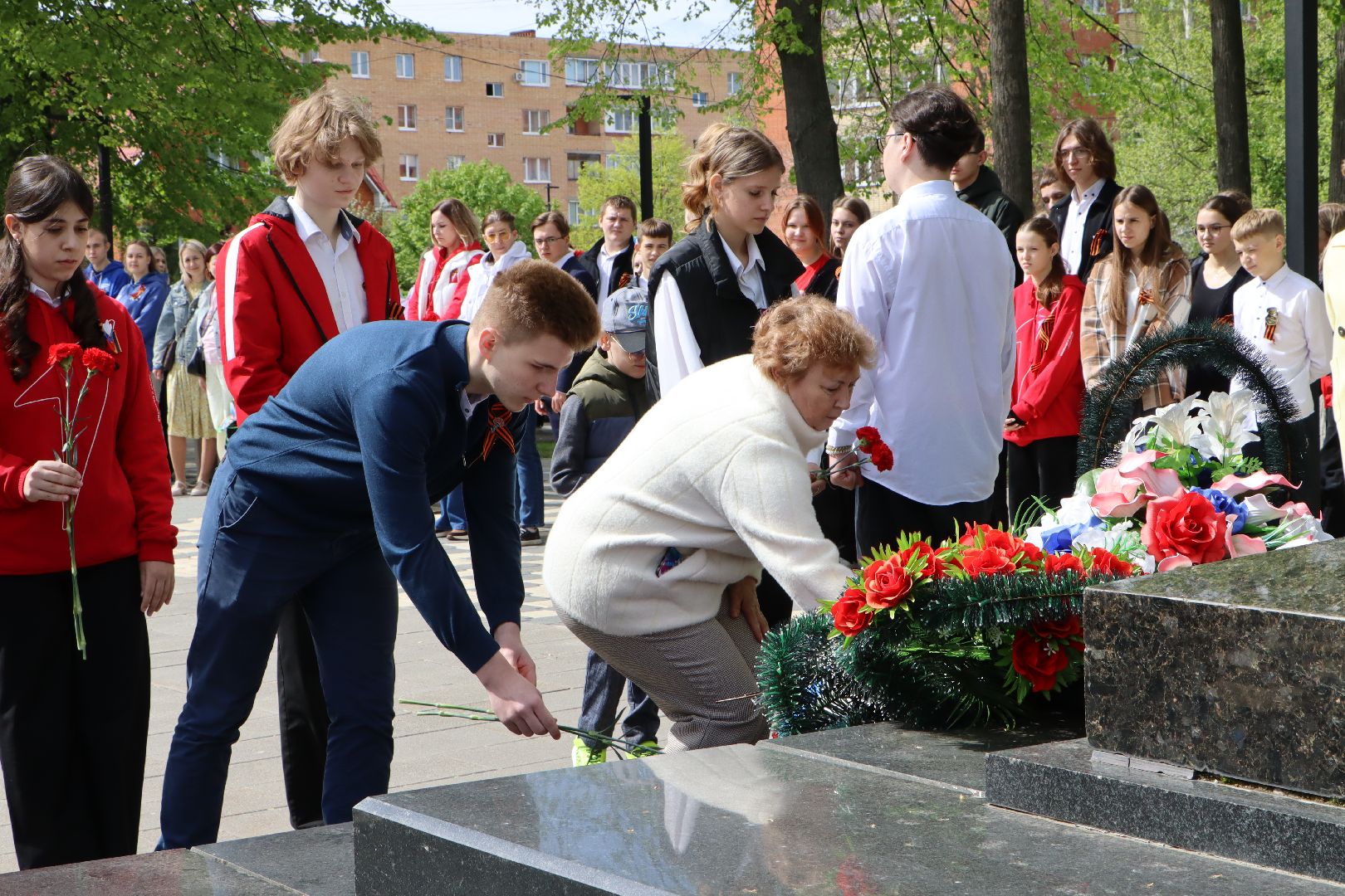вахта памяти, наследники победы,  братская могила, серебряные пруды, школа чуйкова,