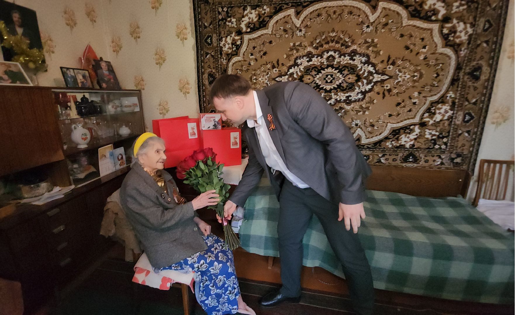 серпухов, улица весенняя,  Здесь живет участник ВОВ, именная табличка,