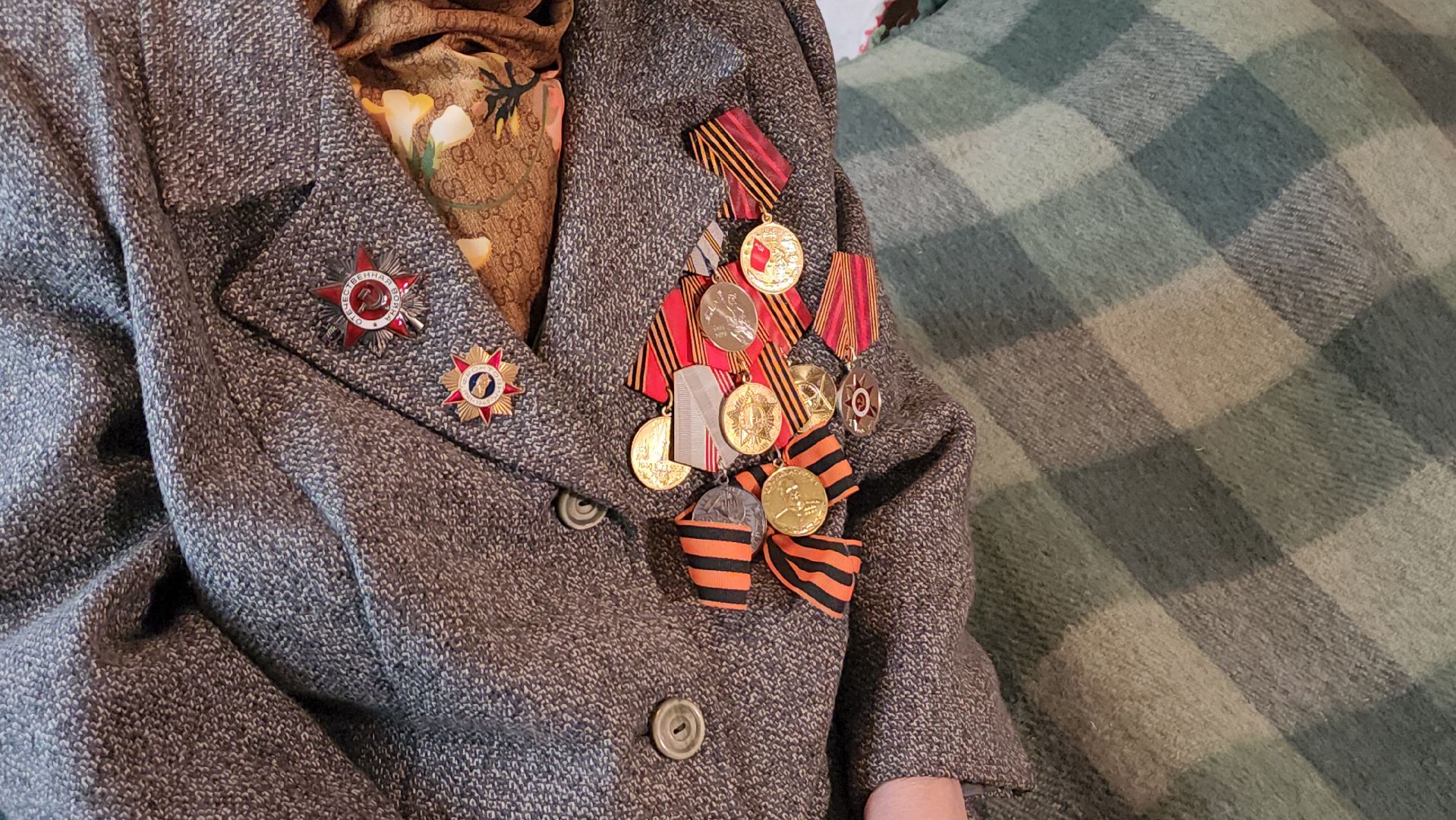 серпухов, улица весенняя,  Здесь живет участник ВОВ, именная табличка,