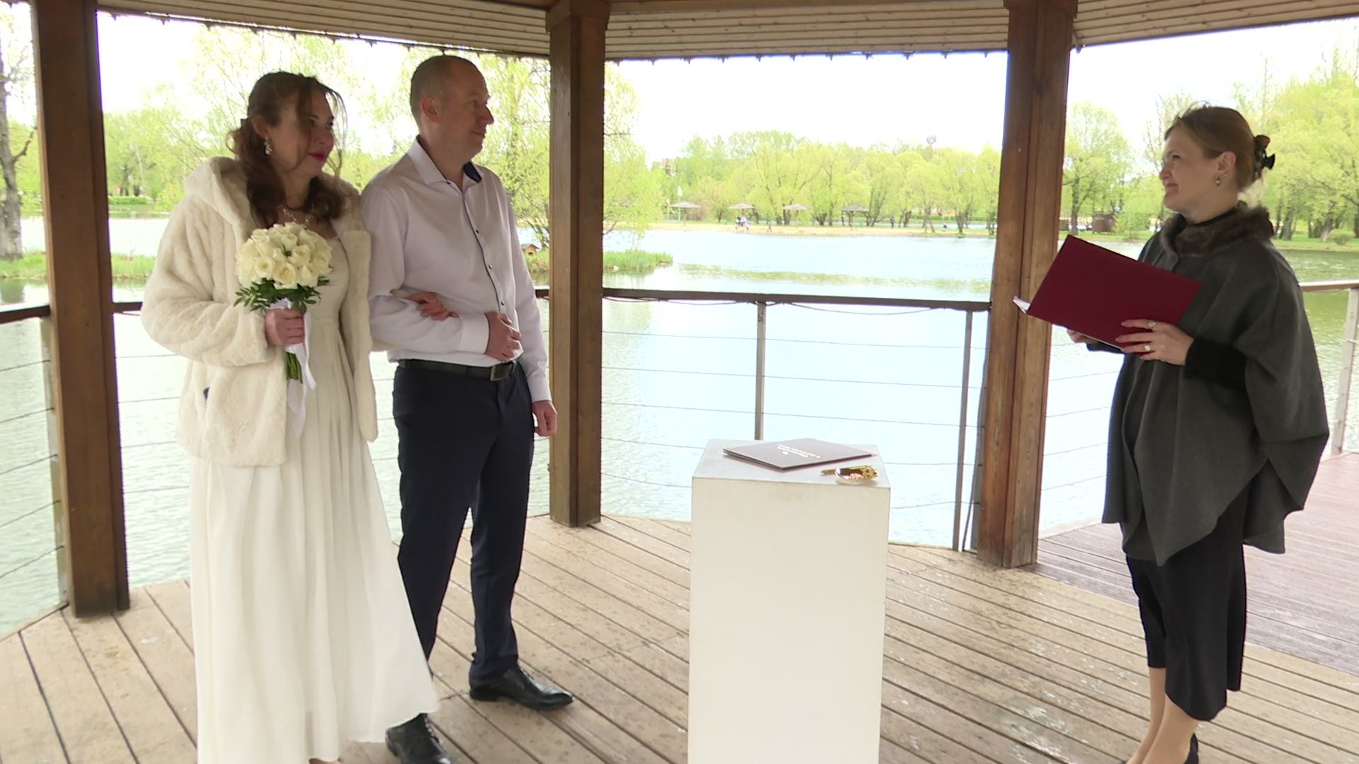реутов, парк, фабричный пруд, свадьба, выездная регистрация брака,