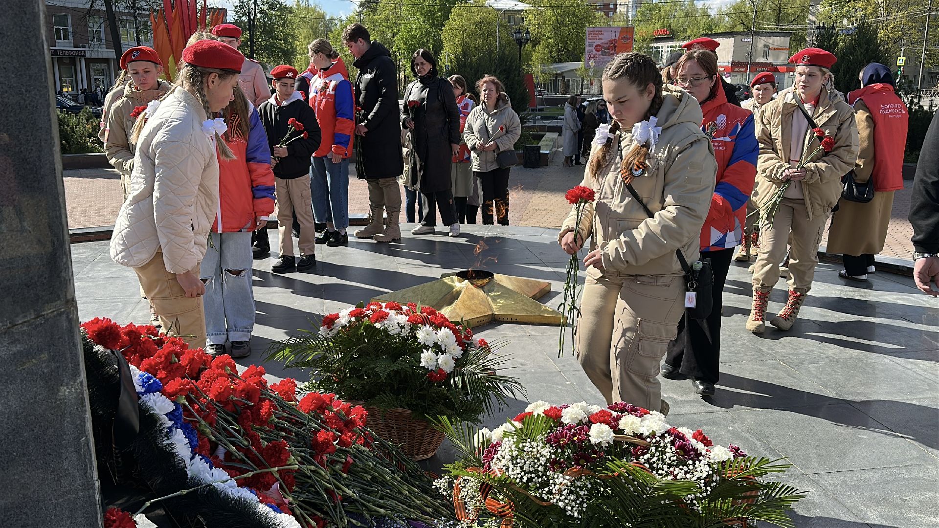 пушкино, возложение цветов, день победы, мемориал скорбящая мать,