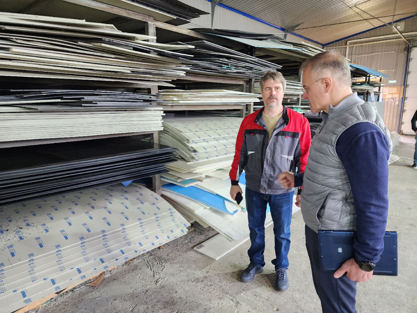 Чехов, деревня Сергеево, производственно-складской комплекс, завод ПолимерИзделия, депутат Госдумы РФ, Александр Коган, встреча с жителями, развитие округа, промышленность, экономика, медицина, образование, теплоснабжение, канализация, изделия из полимерных материалов, производство,