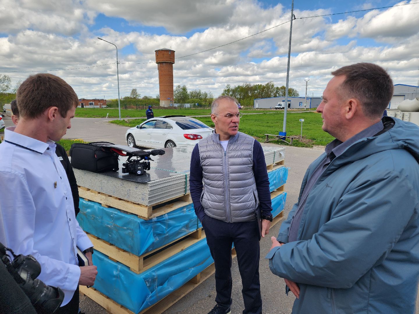 Чехов, деревня Сергеево, производственно-складской комплекс, завод ПолимерИзделия, депутат Госдумы РФ, Александр Коган, встреча с жителями, развитие округа, промышленность, экономика, медицина, образование, теплоснабжение, канализация, изделия из полимерных материалов, производство,