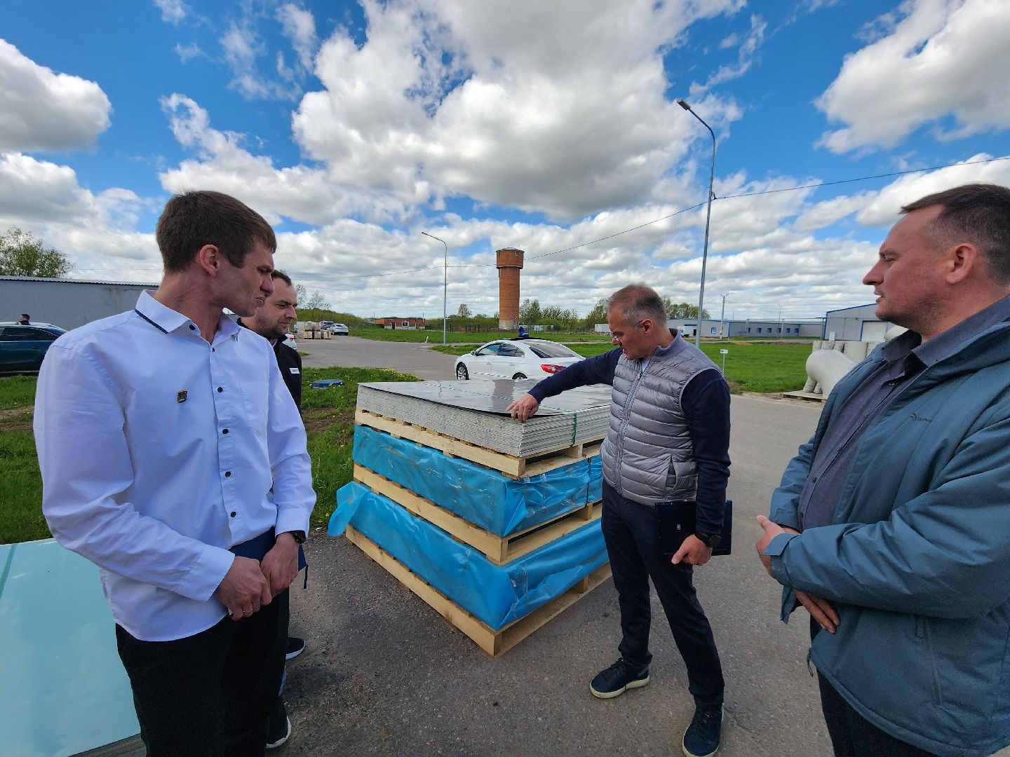 Чехов, деревня Сергеево, производственно-складской комплекс, завод ПолимерИзделия, депутат Госдумы РФ, Александр Коган, встреча с жителями, развитие округа, промышленность, экономика, медицина, образование, теплоснабжение, канализация, изделия из полимерных материалов, производство,