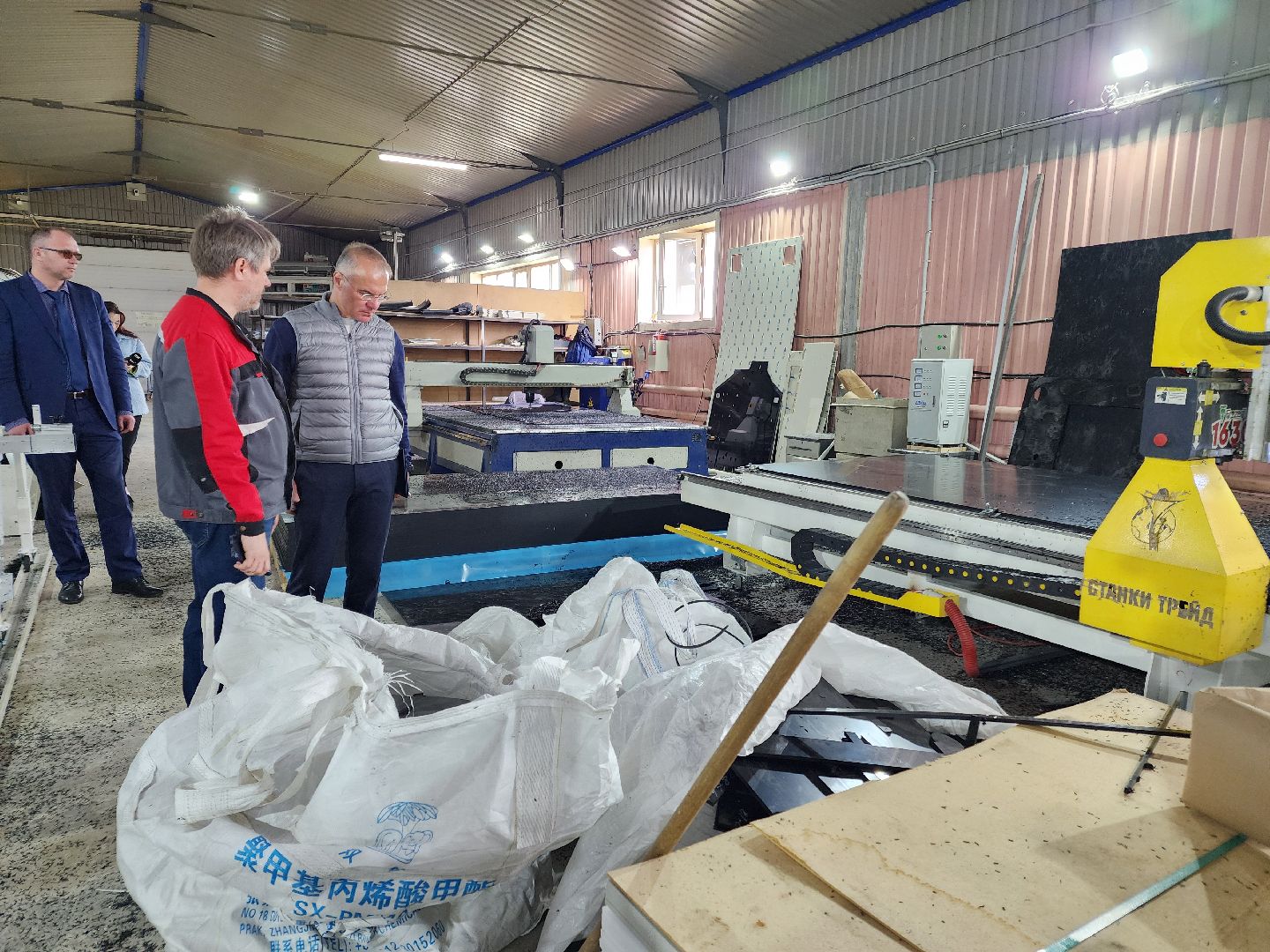 Чехов, деревня Сергеево, производственно-складской комплекс, завод ПолимерИзделия, депутат Госдумы РФ, Александр Коган, встреча с жителями, развитие округа, промышленность, экономика, медицина, образование, теплоснабжение, канализация, изделия из полимерных материалов, производство,