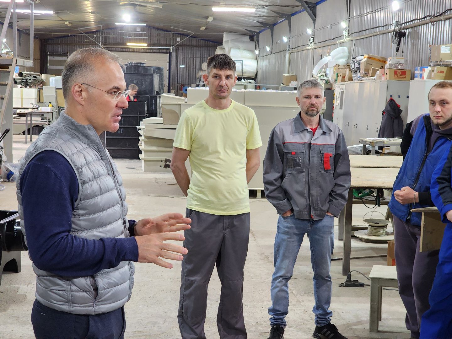 Чехов, деревня Сергеево, производственно-складской комплекс, завод ПолимерИзделия, депутат Госдумы РФ, Александр Коган, встреча с жителями, развитие округа, промышленность, экономика, медицина, образование, теплоснабжение, канализация, изделия из полимерных материалов, производство,