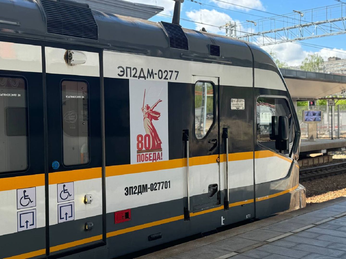 поезд, электричка, станция железнодорожная, день победы,