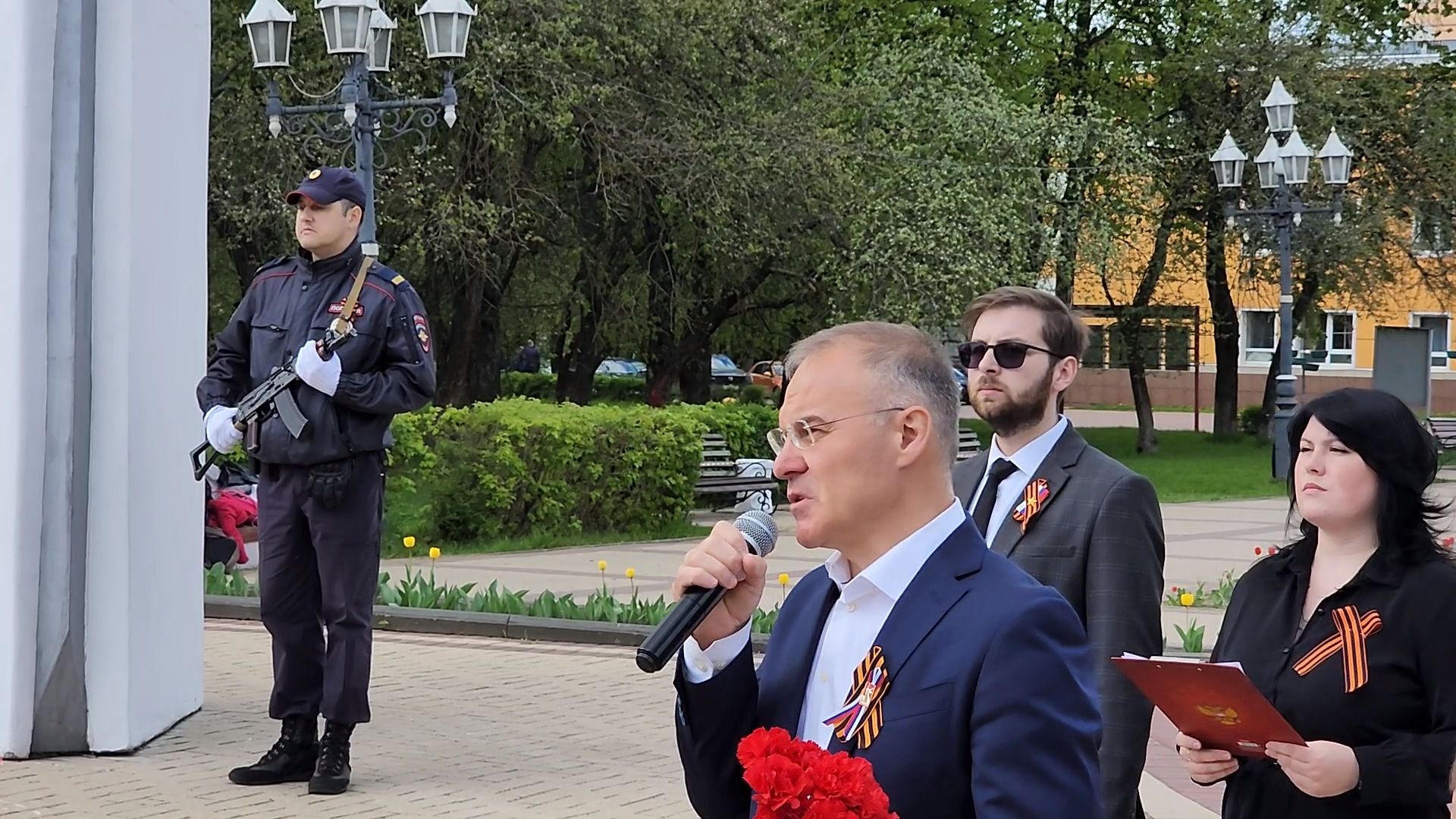 Чехов, ДК Дружба, обелиск воинской славы, День Победы, возложение цветов, школьники, чиновники, депутат Госдумы РФ, Александр Коган, заместитель главы округа Ольга Щукина, акция Вахта Памяти,