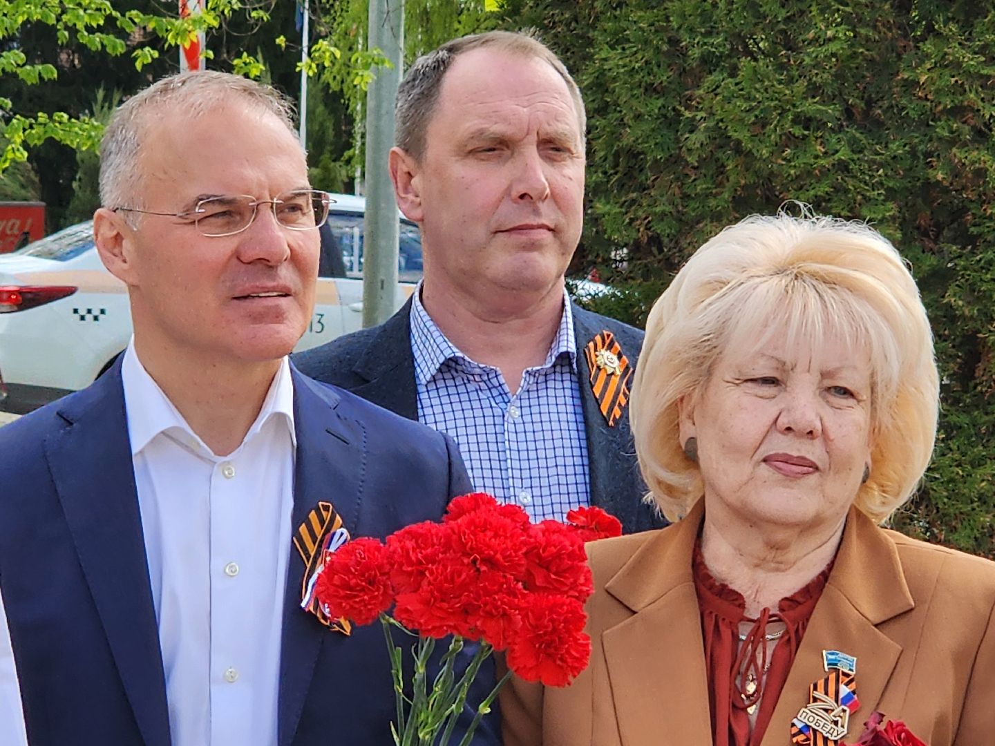 Чехов, ДК Дружба, обелиск воинской славы, День Победы, возложение цветов, школьники, чиновники, депутат Госдумы РФ, Александр Коган, заместитель главы округа Ольга Щукина, акция Вахта Памяти,