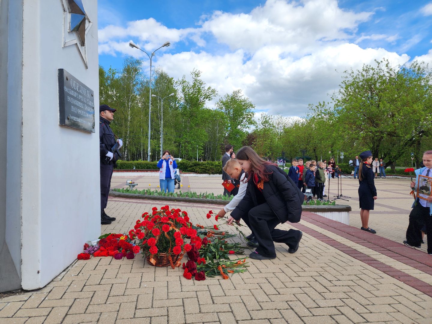 Чехов, ДК Дружба, обелиск воинской славы, День Победы, возложение цветов, школьники, чиновники, депутат Госдумы РФ, Александр Коган, заместитель главы округа Ольга Щукина, акция Вахта Памяти,