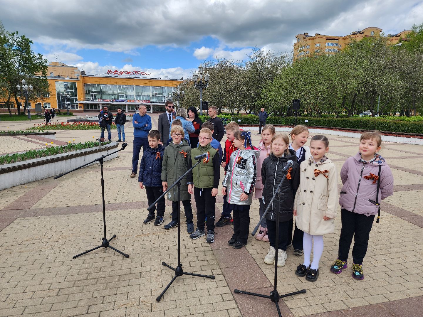 Чехов, ДК Дружба, обелиск воинской славы, День Победы, возложение цветов, школьники, чиновники, депутат Госдумы РФ, Александр Коган, заместитель главы округа Ольга Щукина, акция Вахта Памяти,