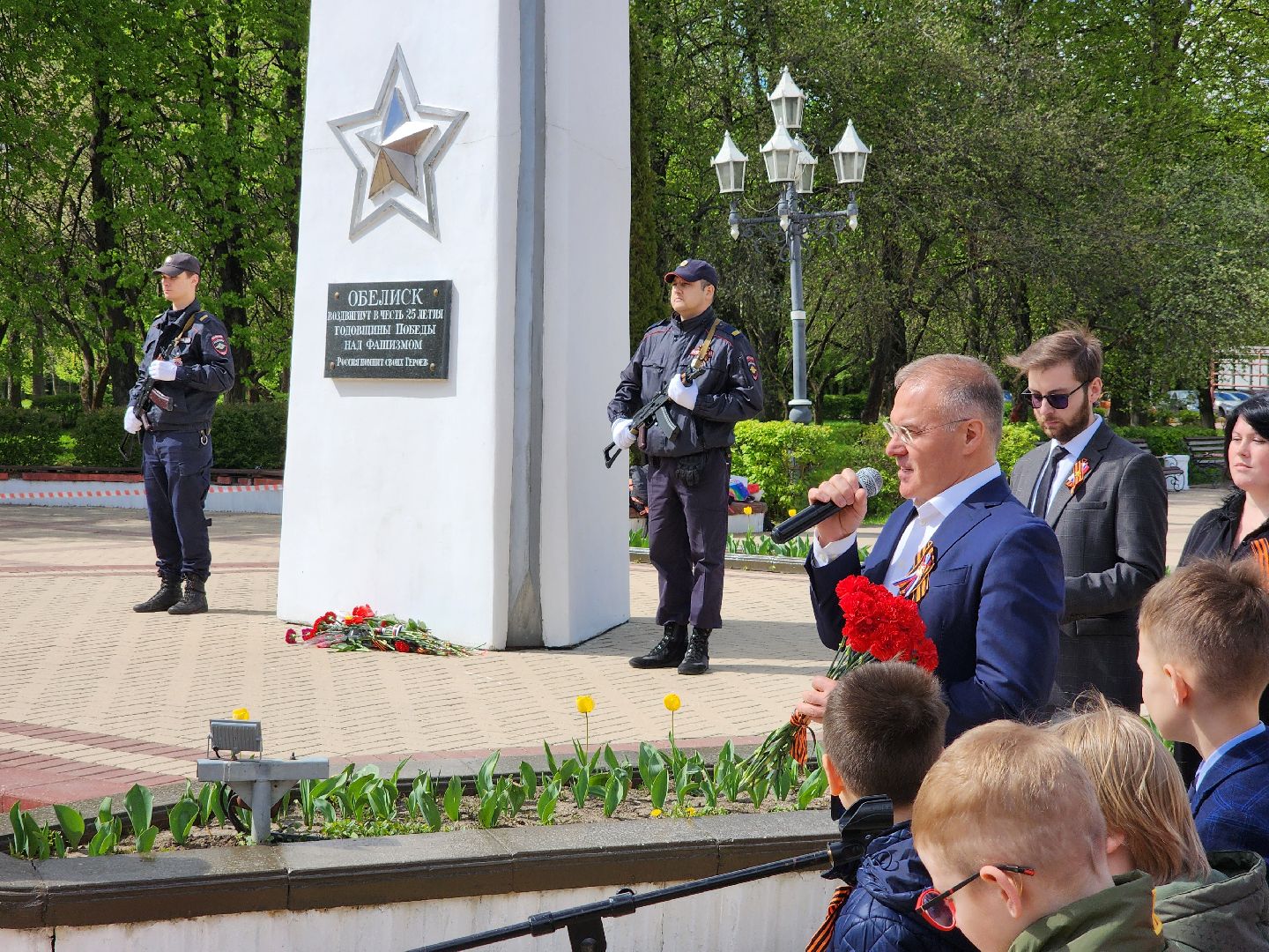 Чехов, ДК Дружба, обелиск воинской славы, День Победы, возложение цветов, школьники, чиновники, депутат Госдумы РФ, Александр Коган, заместитель главы округа Ольга Щукина, акция Вахта Памяти,