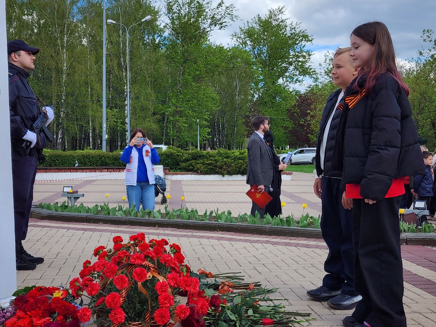 Чехов, ДК Дружба, обелиск воинской славы, День Победы, возложение цветов, школьники, чиновники, депутат Госдумы РФ, Александр Коган, заместитель главы округа Ольга Щукина, акция Вахта Памяти,