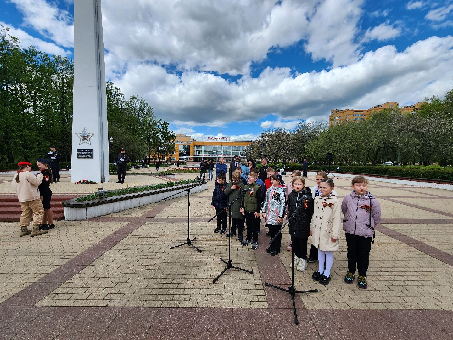 Чехов, ДК Дружба, обелиск воинской славы, День Победы, возложение цветов, школьники, чиновники, депутат Госдумы РФ, Александр Коган, заместитель главы округа Ольга Щукина, акция Вахта Памяти,