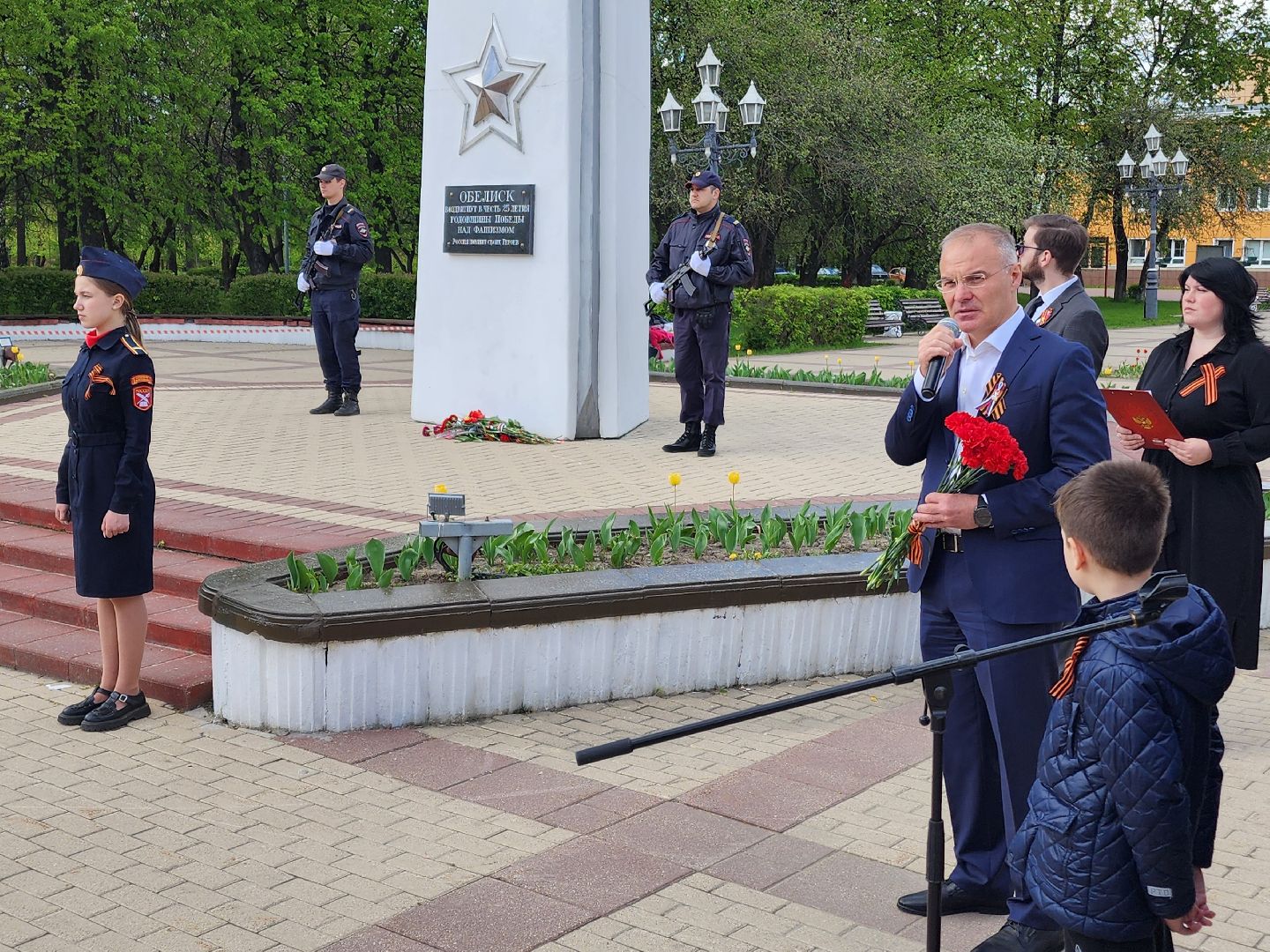 Чехов, ДК Дружба, обелиск воинской славы, День Победы, возложение цветов, школьники, чиновники, депутат Госдумы РФ, Александр Коган, заместитель главы округа Ольга Щукина, акция Вахта Памяти,