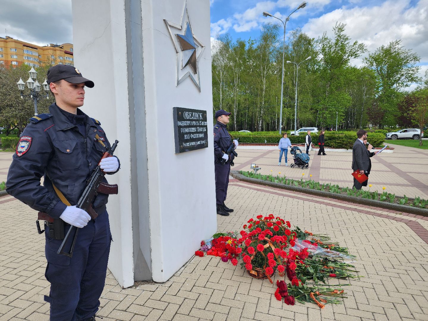 Чехов, ДК Дружба, обелиск воинской славы, День Победы, возложение цветов, школьники, чиновники, депутат Госдумы РФ, Александр Коган, заместитель главы округа Ольга Щукина, акция Вахта Памяти,