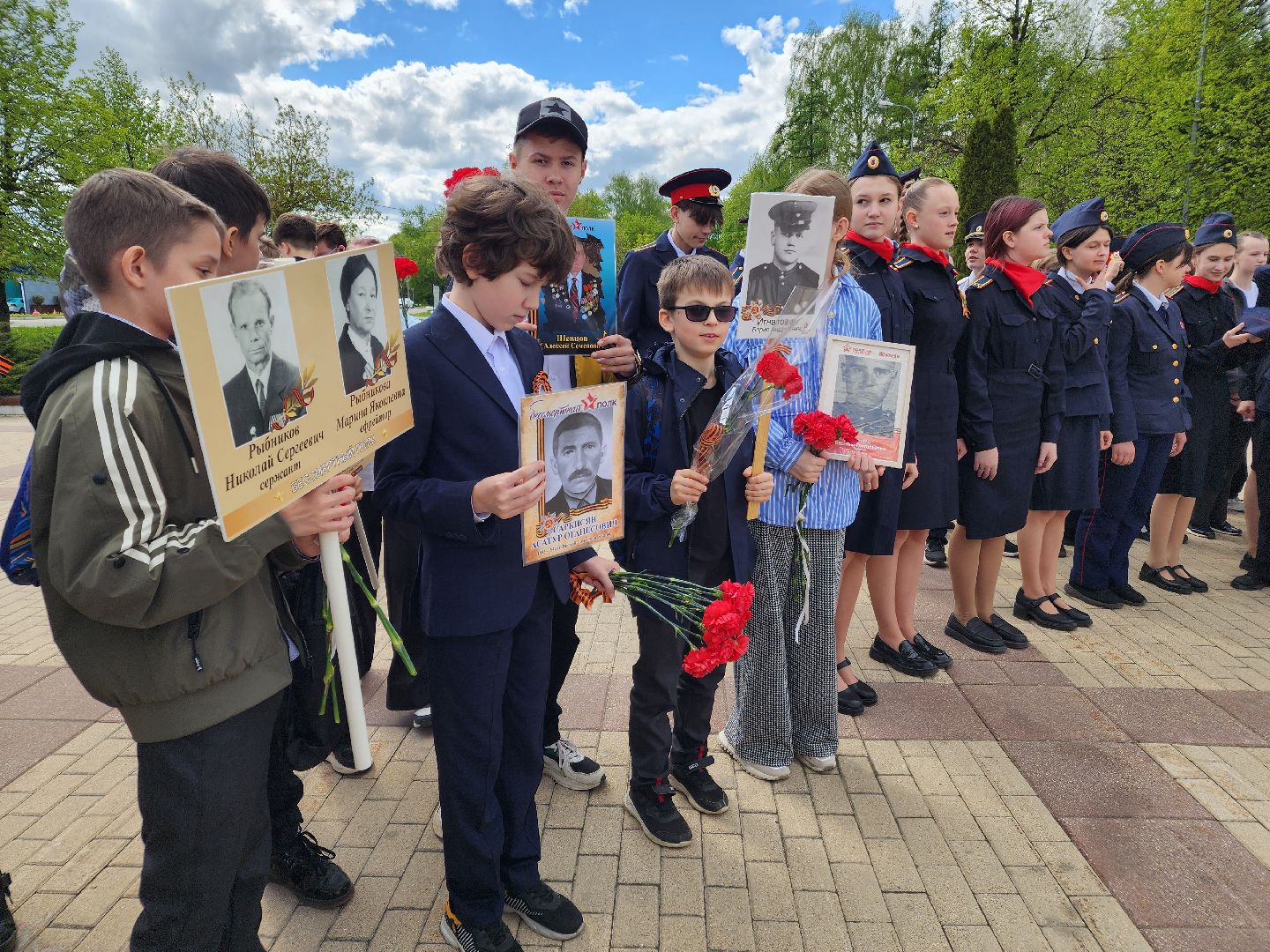 Чехов, ДК Дружба, обелиск воинской славы, День Победы, возложение цветов, школьники, чиновники, депутат Госдумы РФ, Александр Коган, заместитель главы округа Ольга Щукина, акция Вахта Памяти,