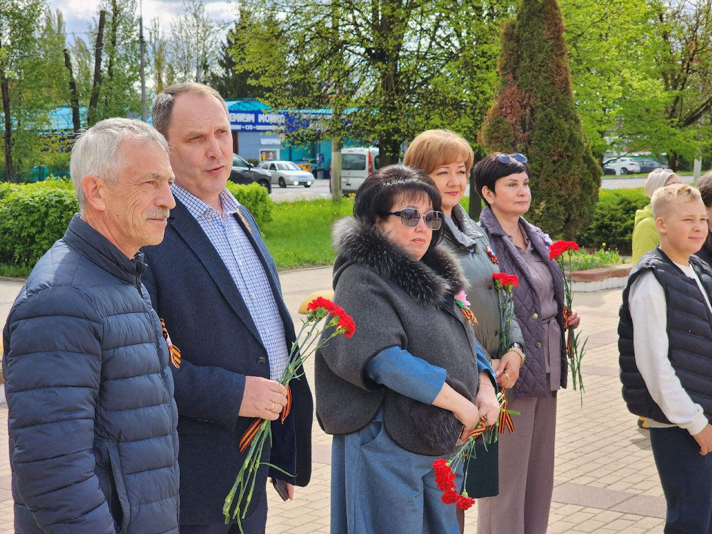 Чехов, ДК Дружба, обелиск воинской славы, День Победы, возложение цветов, школьники, чиновники, депутат Госдумы РФ, Александр Коган, заместитель главы округа Ольга Щукина, акция Вахта Памяти,