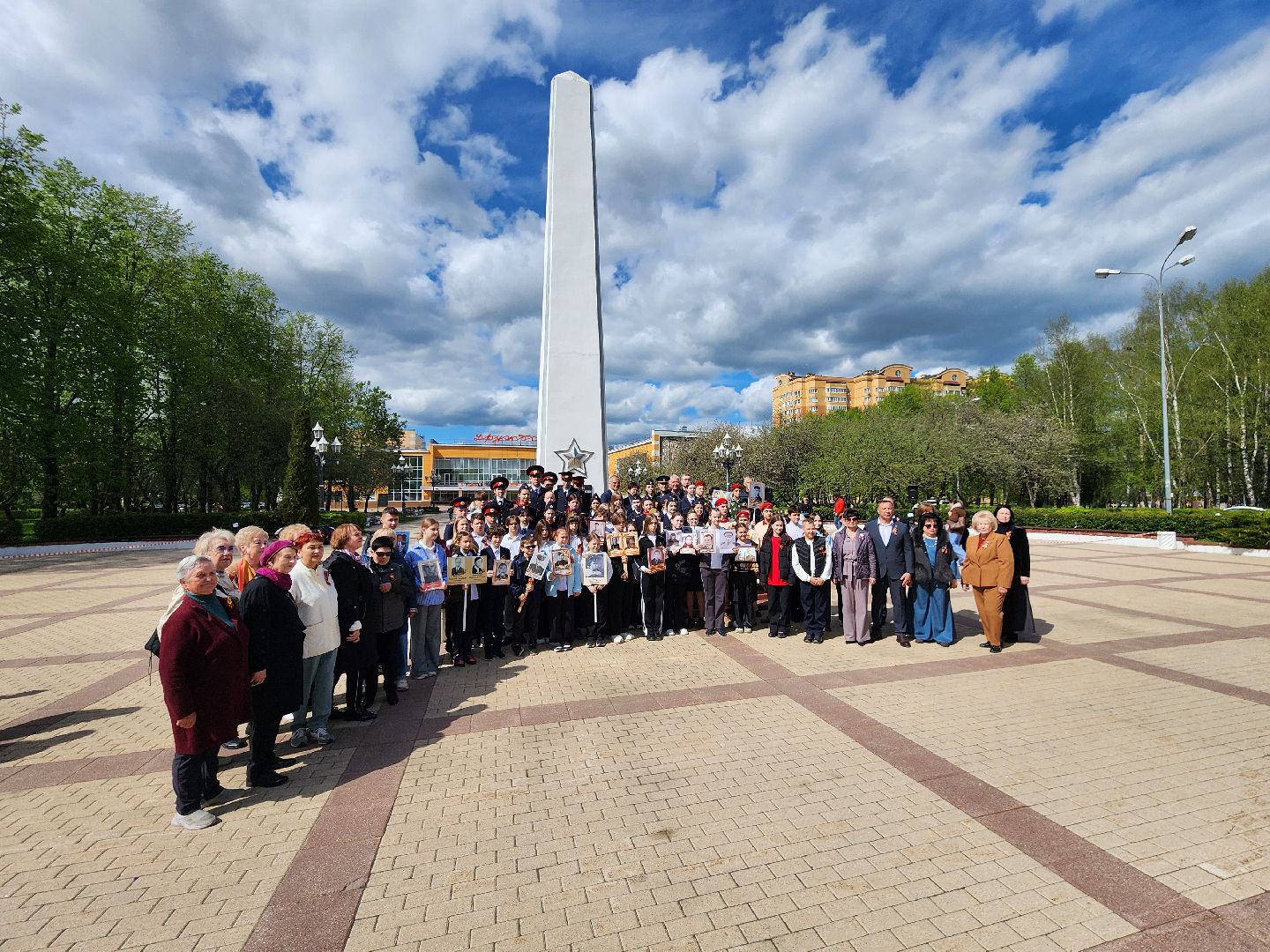 Чехов, ДК Дружба, обелиск воинской славы, День Победы, возложение цветов, школьники, чиновники, депутат Госдумы РФ, Александр Коган, заместитель главы округа Ольга Щукина, акция Вахта Памяти,