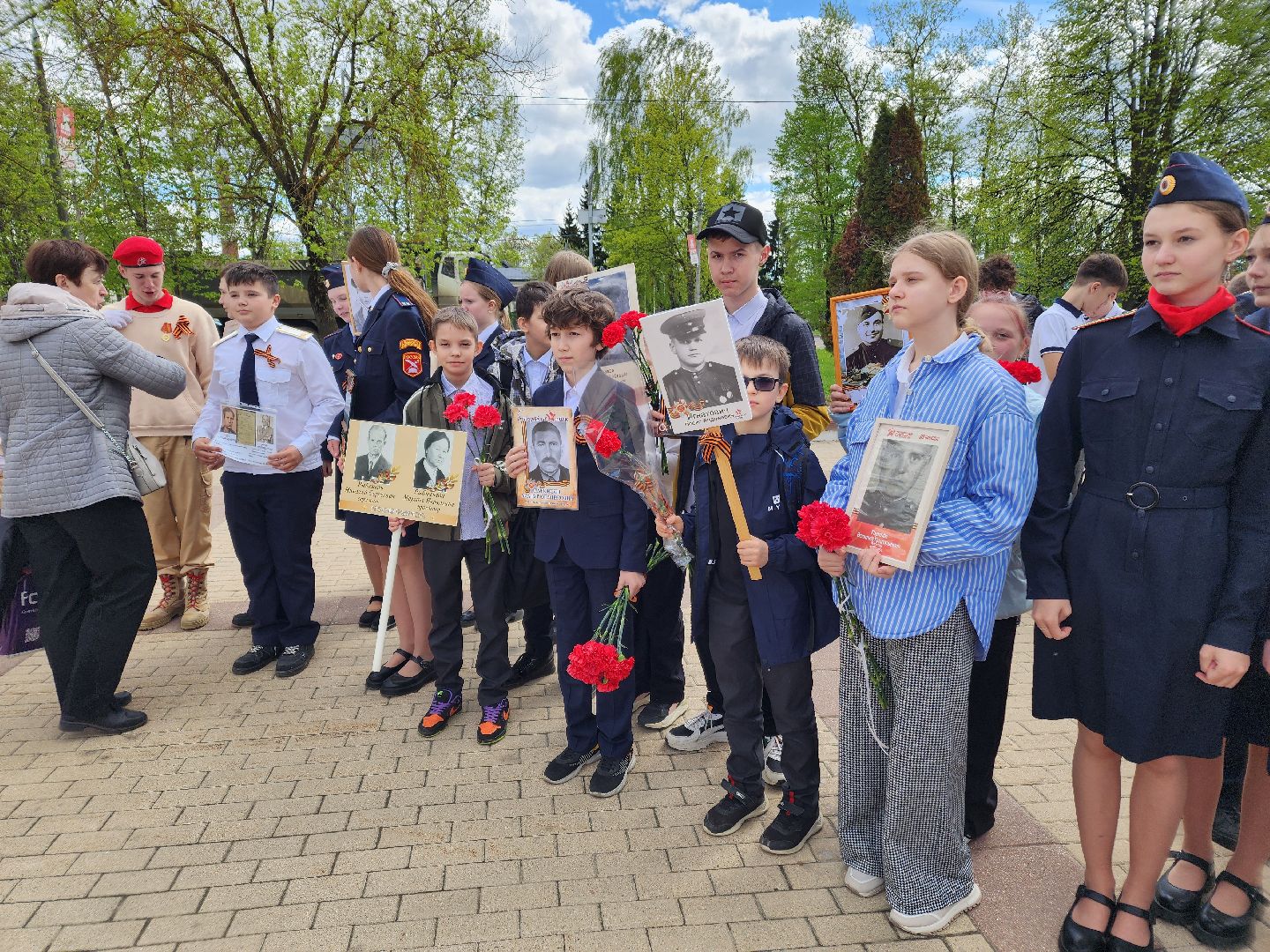Чехов, ДК Дружба, обелиск воинской славы, День Победы, возложение цветов, школьники, чиновники, депутат Госдумы РФ, Александр Коган, заместитель главы округа Ольга Щукина, акция Вахта Памяти,