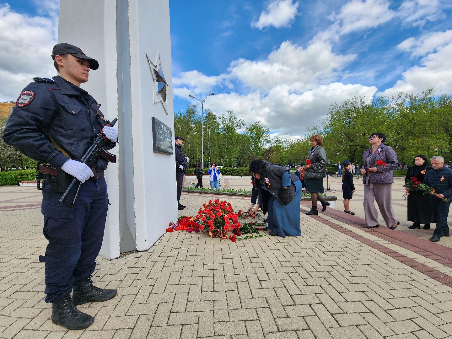 Чехов, ДК Дружба, обелиск воинской славы, День Победы, возложение цветов, школьники, чиновники, депутат Госдумы РФ, Александр Коган, заместитель главы округа Ольга Щукина, акция Вахта Памяти,