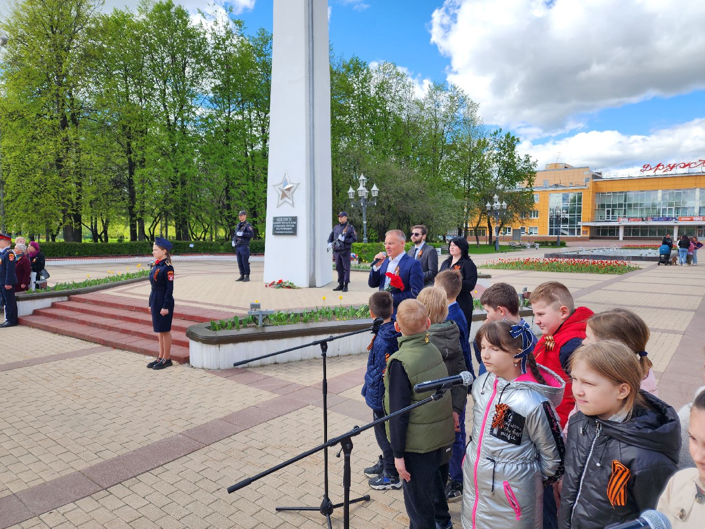 Чехов, ДК Дружба, обелиск воинской славы, День Победы, возложение цветов, школьники, чиновники, депутат Госдумы РФ, Александр Коган, заместитель главы округа Ольга Щукина, акция Вахта Памяти,