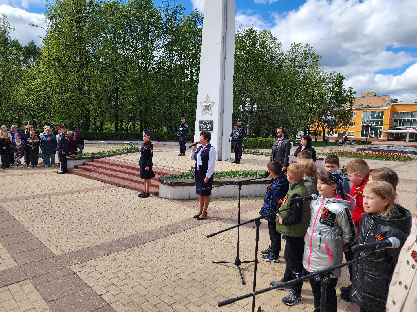 Чехов, ДК Дружба, обелиск воинской славы, День Победы, возложение цветов, школьники, чиновники, депутат Госдумы РФ, Александр Коган, заместитель главы округа Ольга Щукина, акция Вахта Памяти,