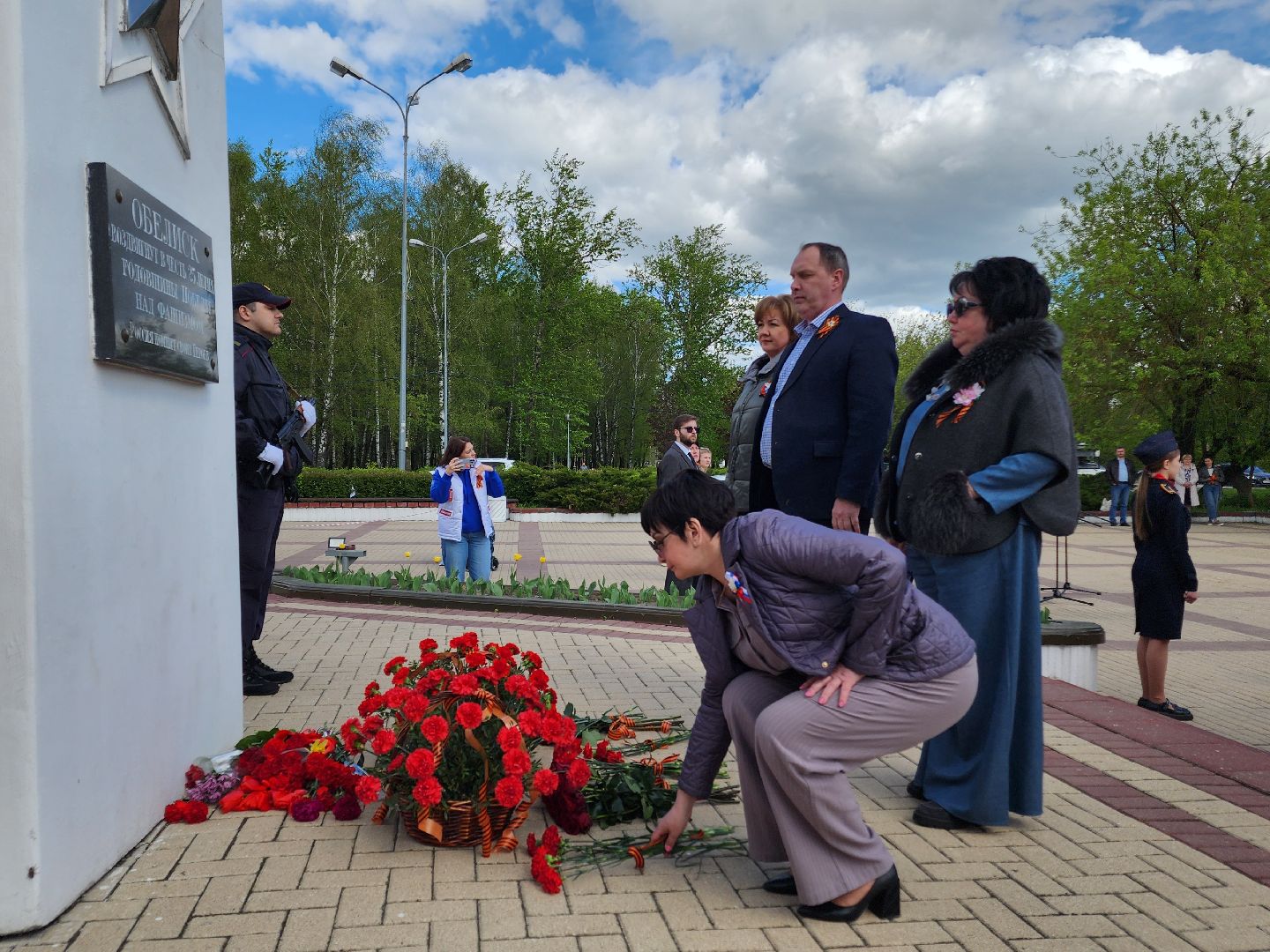 Чехов, ДК Дружба, обелиск воинской славы, День Победы, возложение цветов, школьники, чиновники, депутат Госдумы РФ, Александр Коган, заместитель главы округа Ольга Щукина, акция Вахта Памяти,