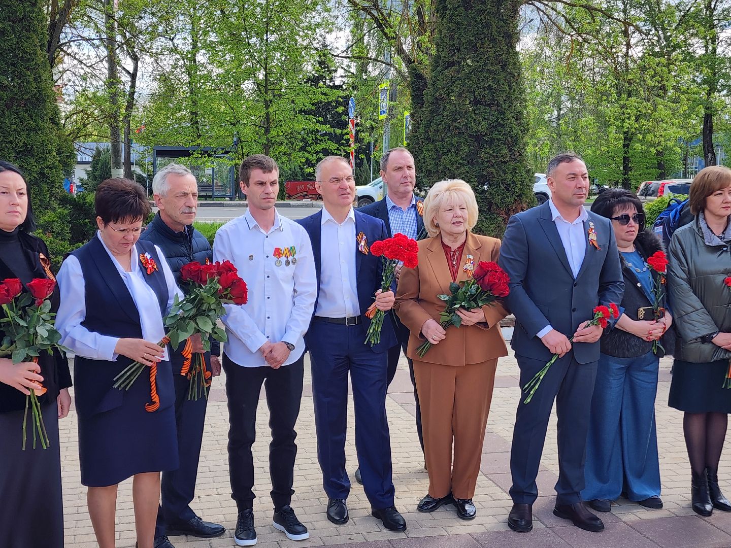 Чехов, ДК Дружба, обелиск воинской славы, День Победы, возложение цветов, школьники, чиновники, депутат Госдумы РФ, Александр Коган, заместитель главы округа Ольга Щукина, акция Вахта Памяти,