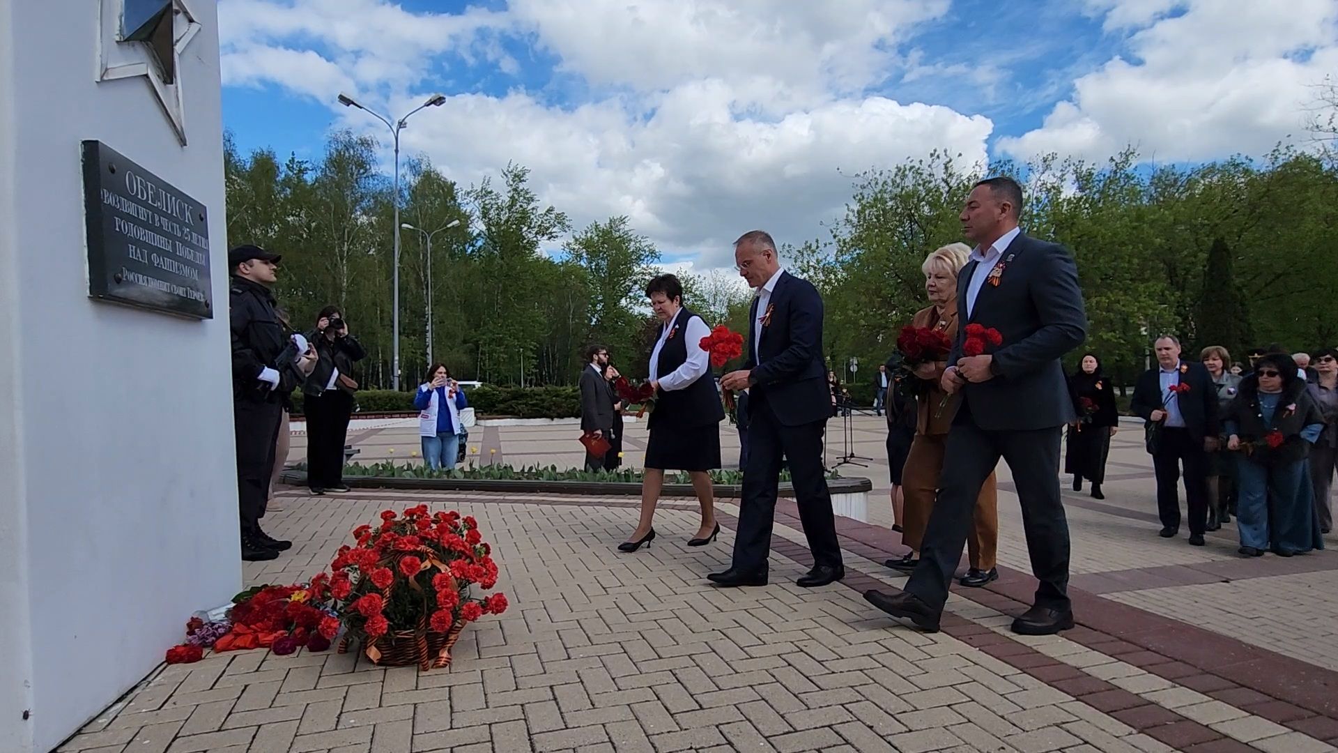 Чехов, ДК Дружба, обелиск воинской славы, День Победы, возложение цветов, школьники, чиновники, депутат Госдумы РФ, Александр Коган, заместитель главы округа Ольга Щукина, акция Вахта Памяти,