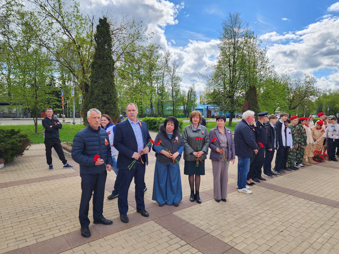 Чехов, ДК Дружба, обелиск воинской славы, День Победы, возложение цветов, школьники, чиновники, депутат Госдумы РФ, Александр Коган, заместитель главы округа Ольга Щукина, акция Вахта Памяти,