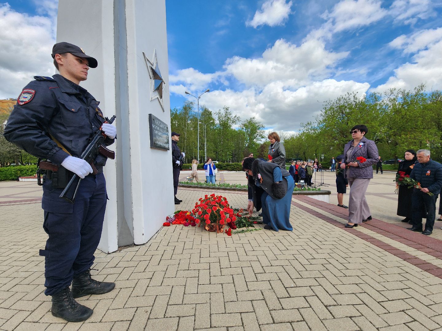 Чехов, ДК Дружба, обелиск воинской славы, День Победы, возложение цветов, школьники, чиновники, депутат Госдумы РФ, Александр Коган, заместитель главы округа Ольга Щукина, акция Вахта Памяти,