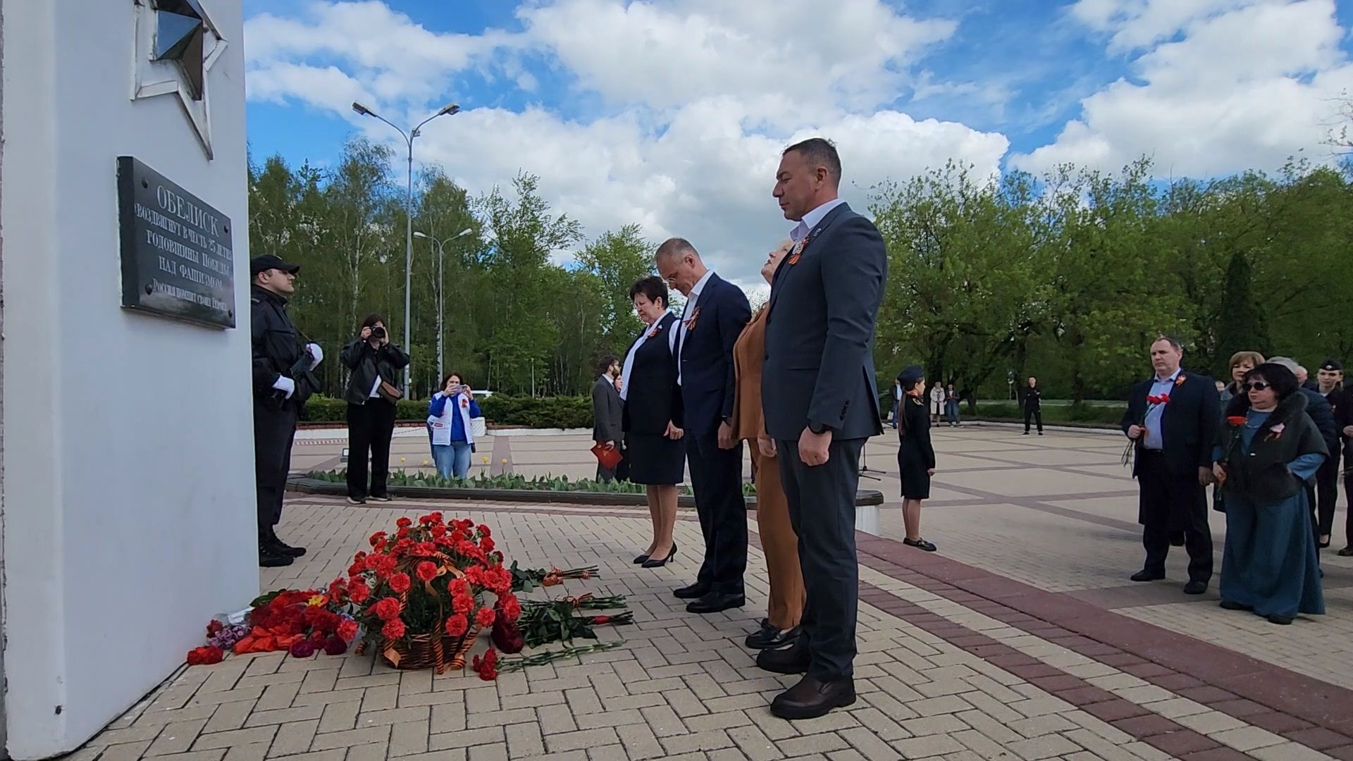 Чехов, ДК Дружба, обелиск воинской славы, День Победы, возложение цветов, школьники, чиновники, депутат Госдумы РФ, Александр Коган, заместитель главы округа Ольга Щукина, акция Вахта Памяти,
