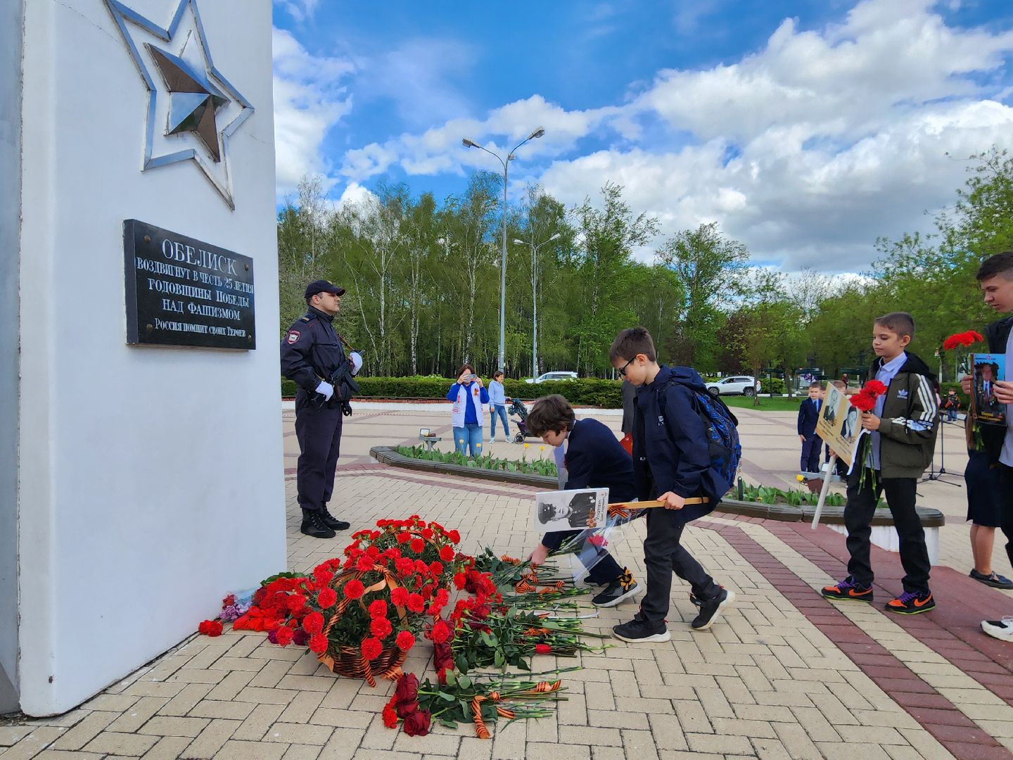 Чехов, ДК Дружба, обелиск воинской славы, День Победы, возложение цветов, школьники, чиновники, депутат Госдумы РФ, Александр Коган, заместитель главы округа Ольга Щукина, акция Вахта Памяти,