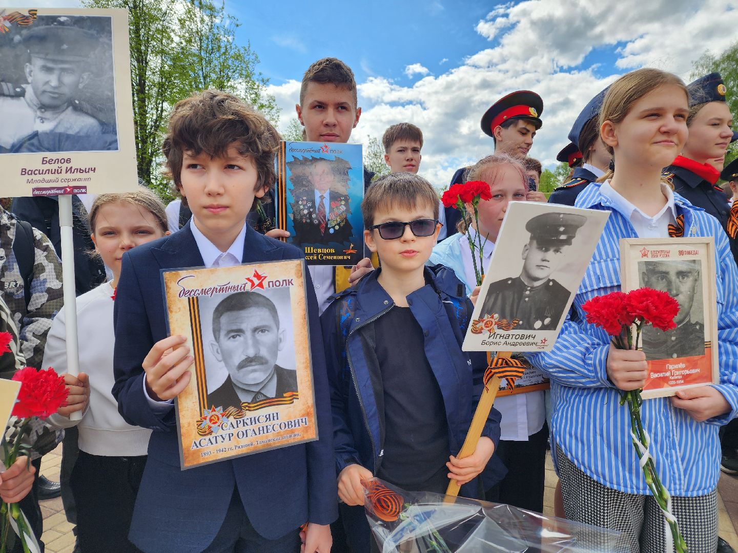 Чехов, ДК Дружба, обелиск воинской славы, День Победы, возложение цветов, школьники, чиновники, депутат Госдумы РФ, Александр Коган, заместитель главы округа Ольга Щукина, акция Вахта Памяти,