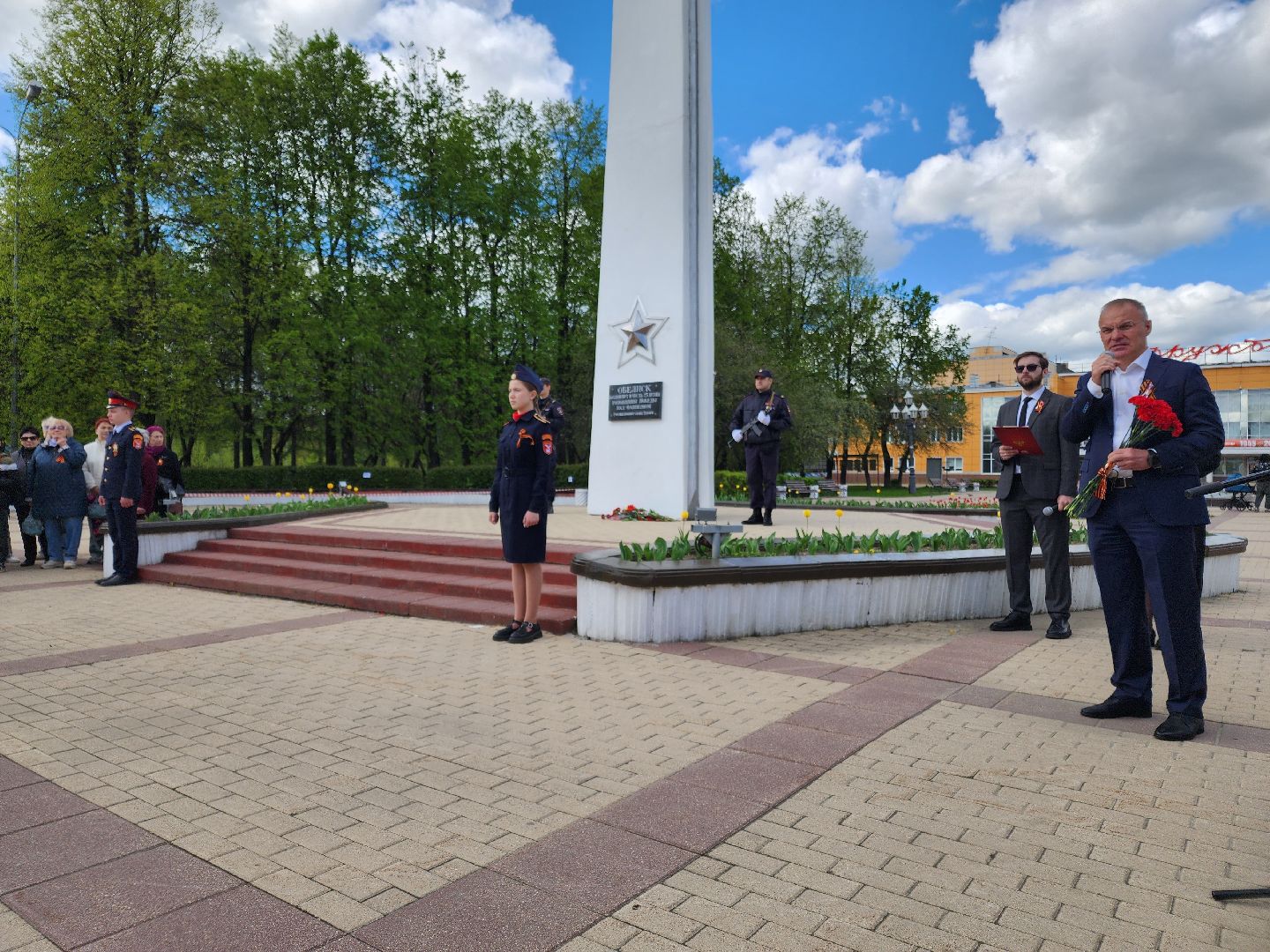 Чехов, ДК Дружба, обелиск воинской славы, День Победы, возложение цветов, школьники, чиновники, депутат Госдумы РФ, Александр Коган, заместитель главы округа Ольга Щукина, акция Вахта Памяти,