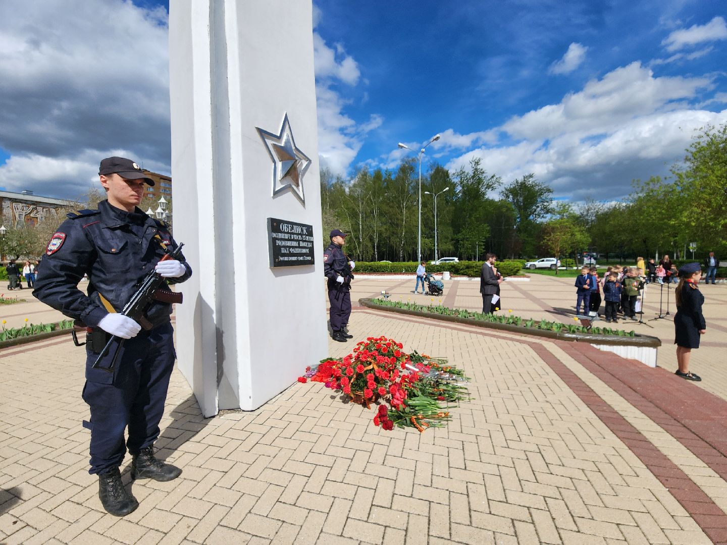 Чехов, ДК Дружба, обелиск воинской славы, День Победы, возложение цветов, школьники, чиновники, депутат Госдумы РФ, Александр Коган, заместитель главы округа Ольга Щукина, акция Вахта Памяти,