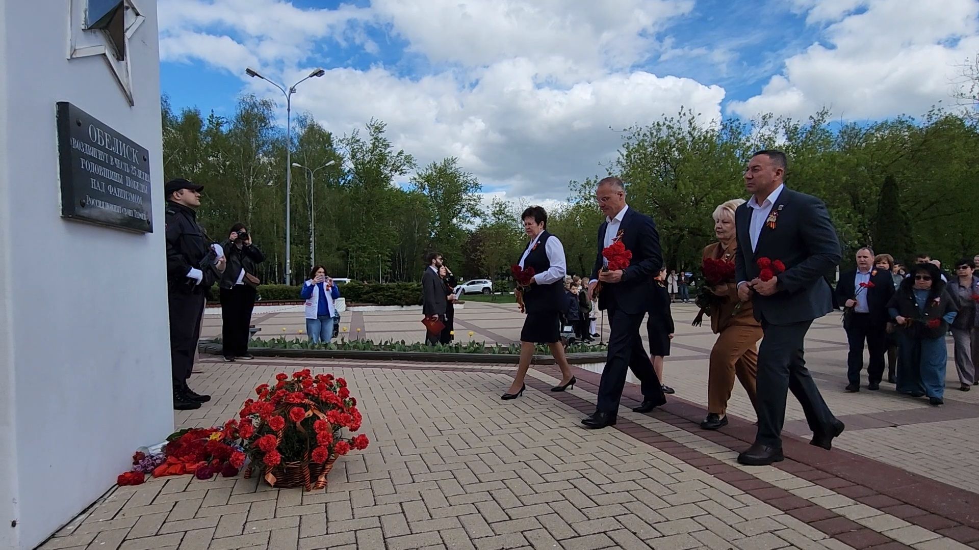 Чехов, ДК Дружба, обелиск воинской славы, День Победы, возложение цветов, школьники, чиновники, депутат Госдумы РФ, Александр Коган, заместитель главы округа Ольга Щукина, акция Вахта Памяти,