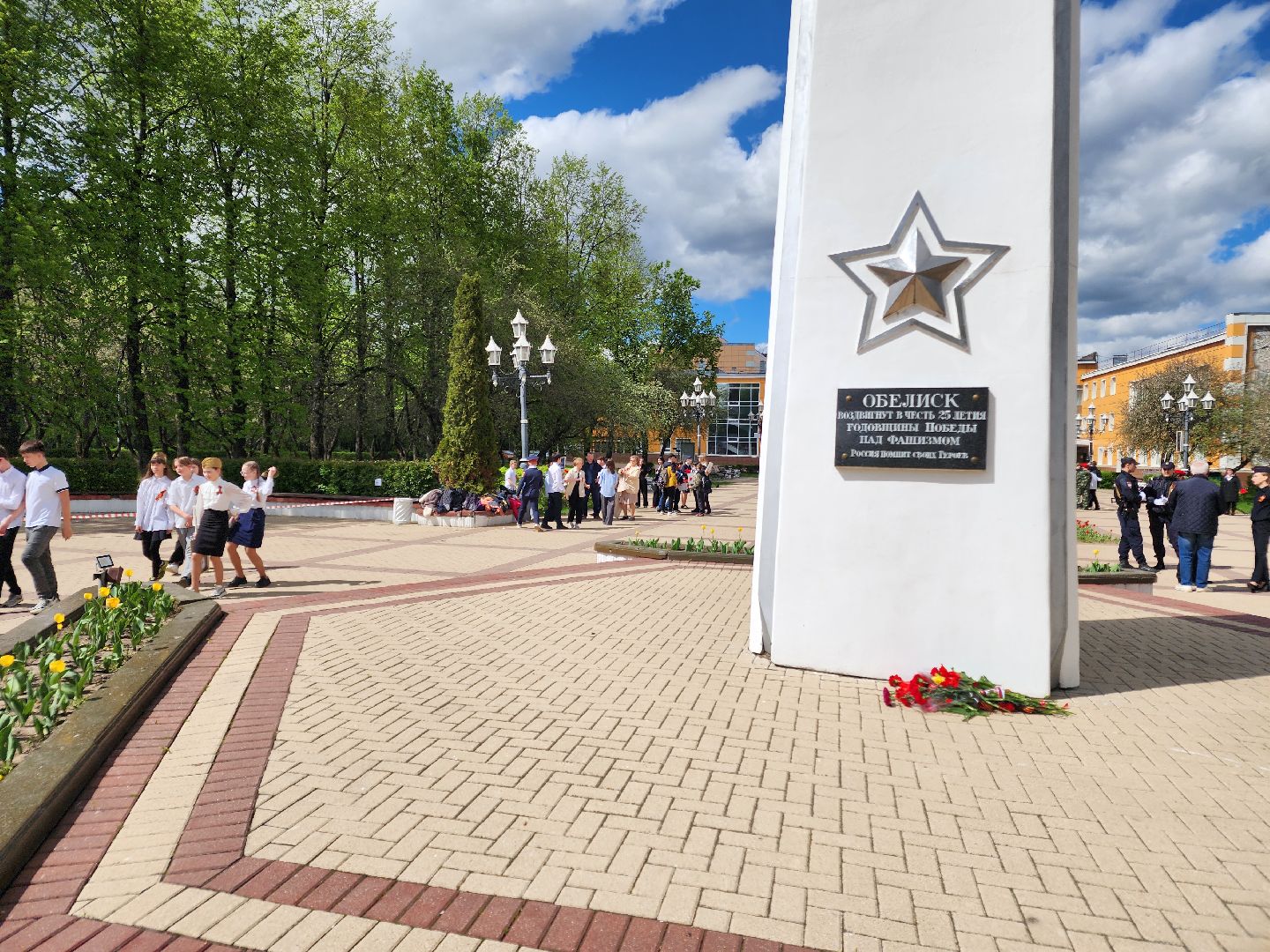 Чехов, ДК Дружба, обелиск воинской славы, День Победы, возложение цветов, школьники, чиновники, депутат Госдумы РФ, Александр Коган, заместитель главы округа Ольга Щукина, акция Вахта Памяти,