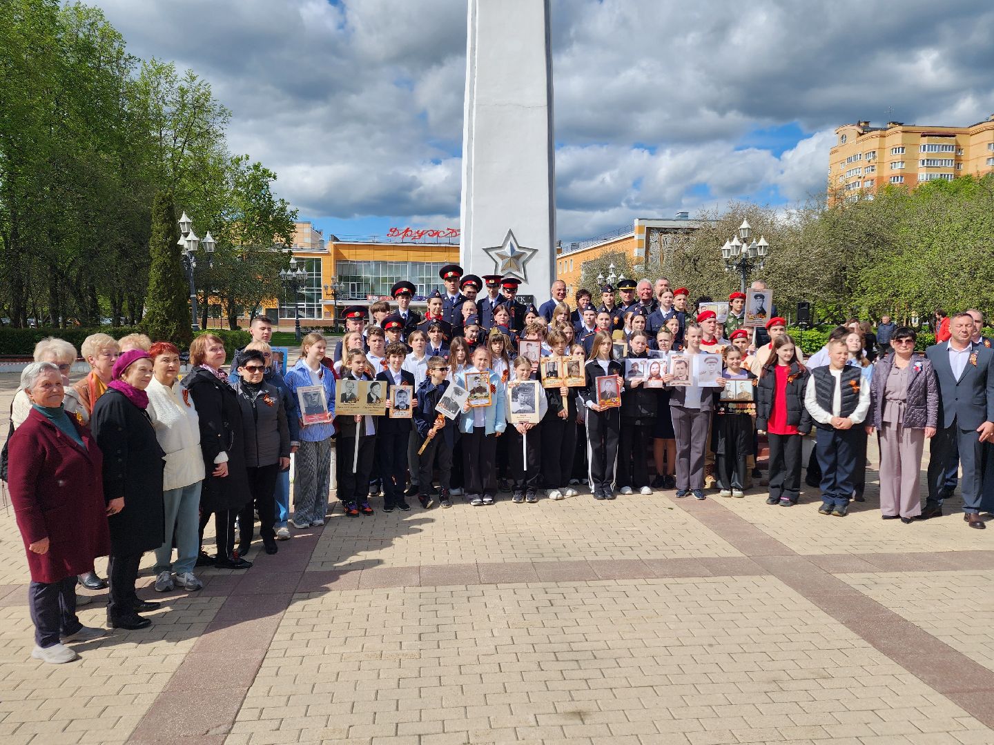 Чехов, ДК Дружба, обелиск воинской славы, День Победы, возложение цветов, школьники, чиновники, депутат Госдумы РФ, Александр Коган, заместитель главы округа Ольга Щукина, акция Вахта Памяти,