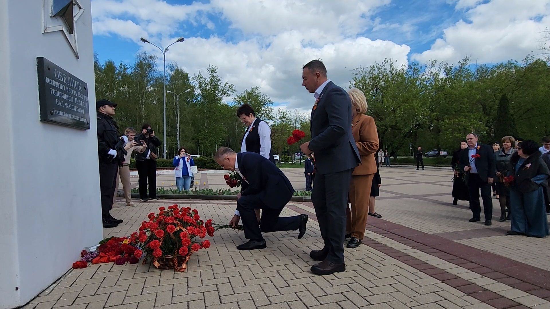 Чехов, ДК Дружба, обелиск воинской славы, День Победы, возложение цветов, школьники, чиновники, депутат Госдумы РФ, Александр Коган, заместитель главы округа Ольга Щукина, акция Вахта Памяти,