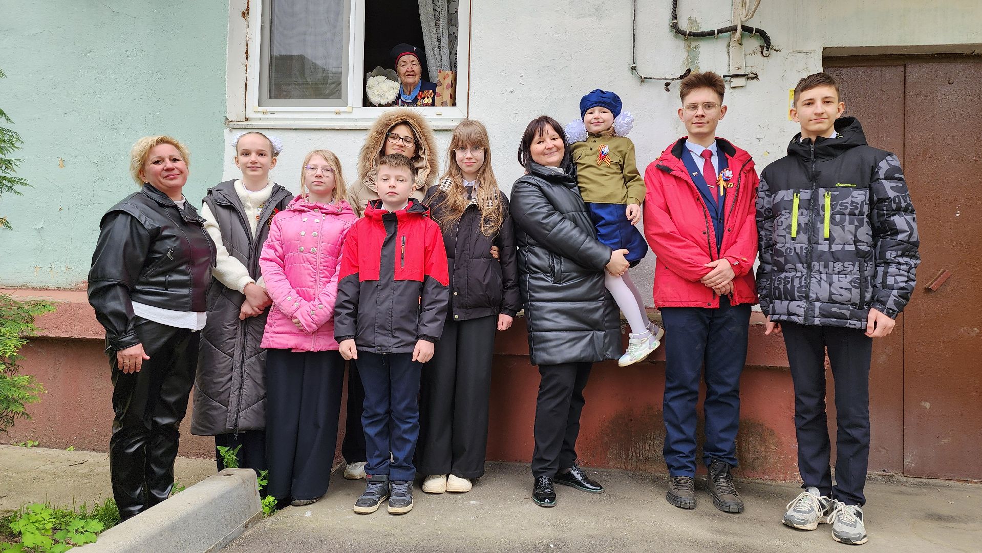 кашира, ветеран, день победы, концерт во дворе, школьники,