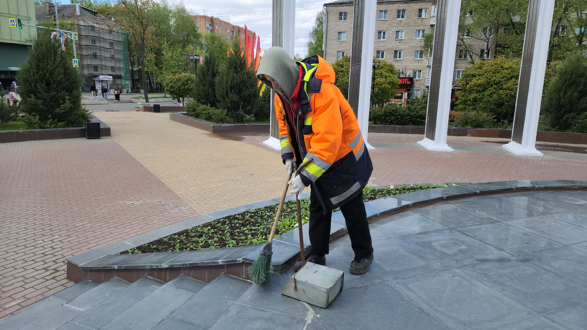 коммунальная служба, пушкино, вертикалки, уборка мемориалов,великая победа, 9 мая,