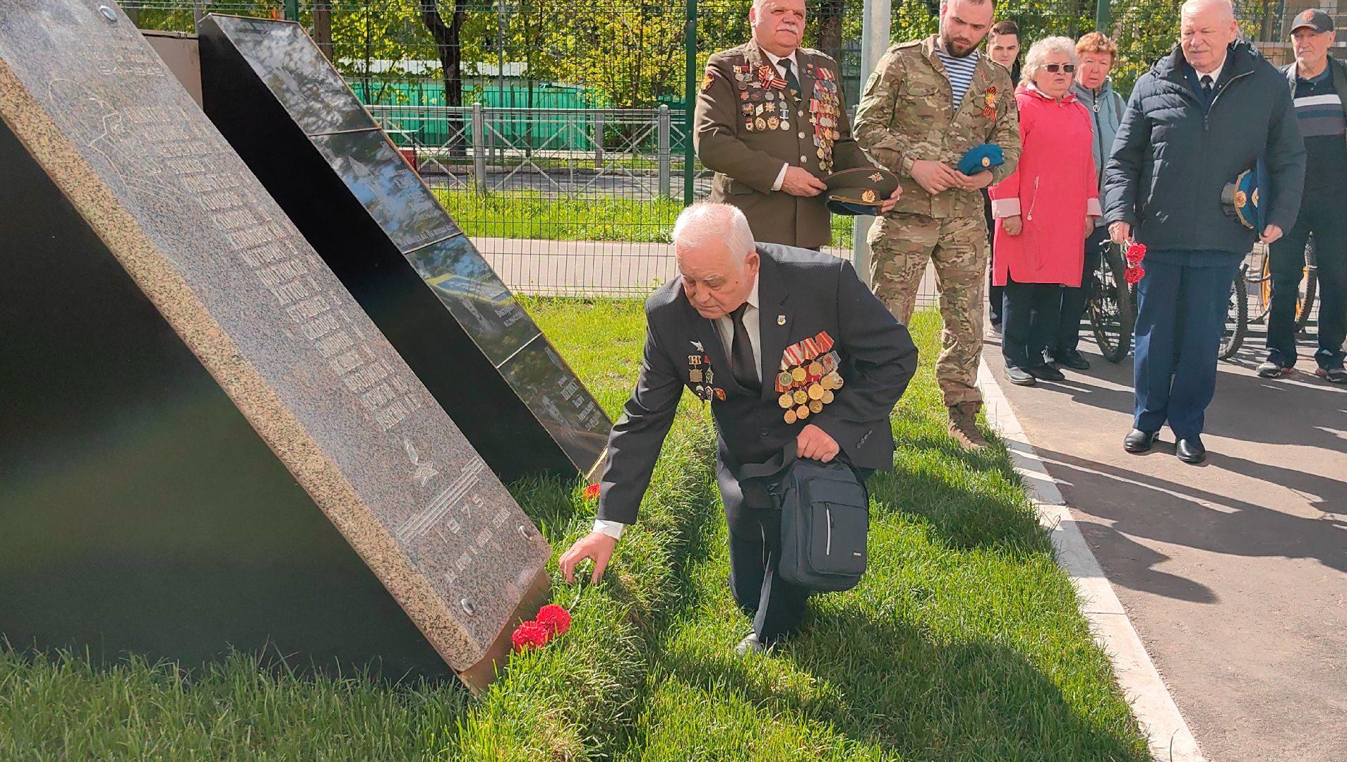 мемориальная доска, возложение цветов, ветеран, студенты, колледж,