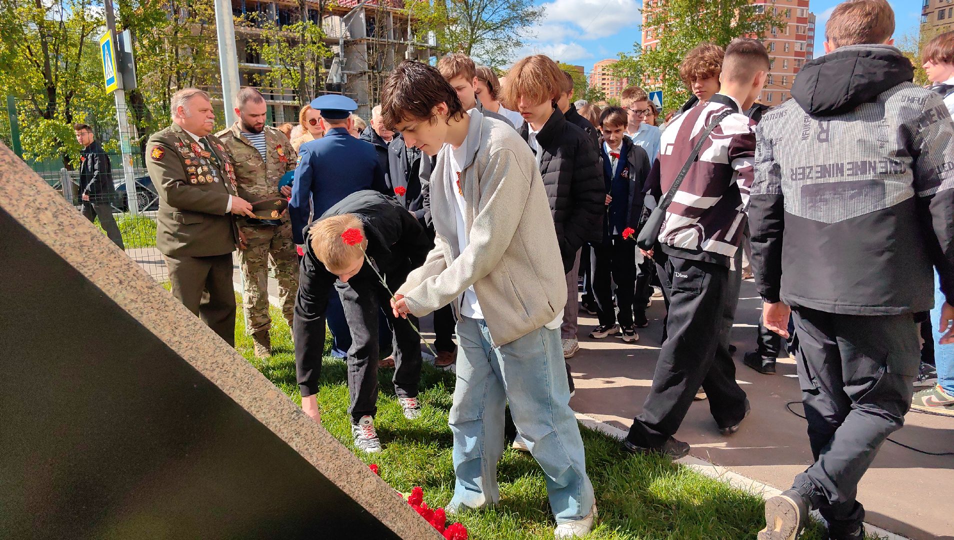 мемориальная доска, возложение цветов, ветеран, студенты, колледж,