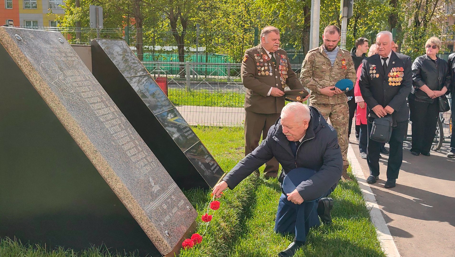 мемориальная доска, возложение цветов, ветеран, студенты, колледж,